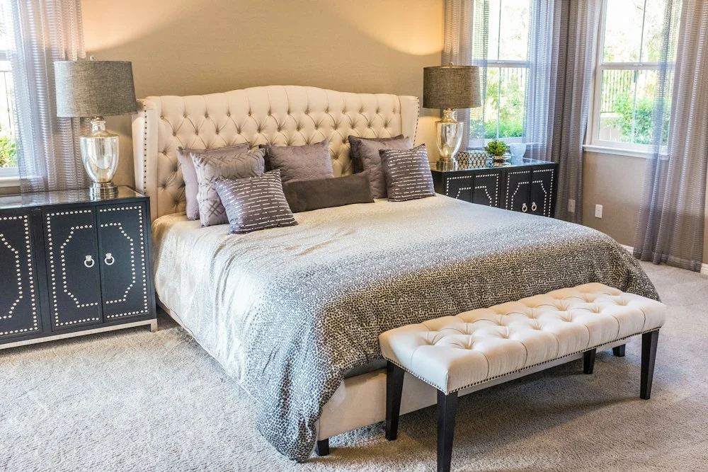 Cama arrumada com roupas de cama e enxoval