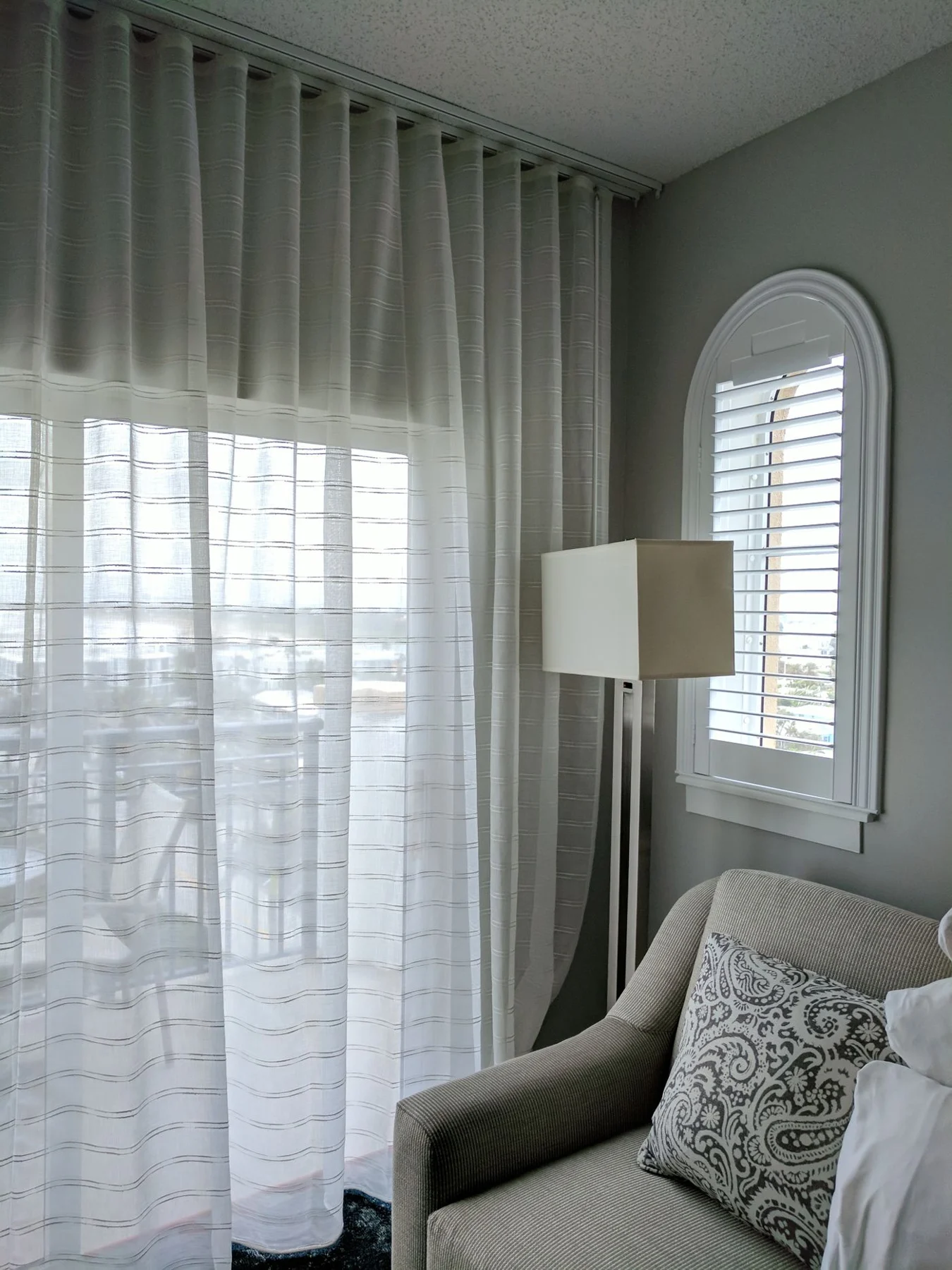 Cortinas grandes e longas em uma sala iluminada